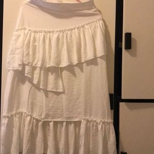 Easy matching white skirt
